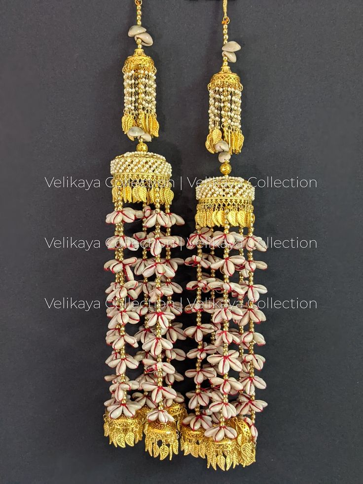 Step up your wedding game with these unique Sea Shell Kaleerey that are setting a new trend! This is a statement piece for brides looking for something different.  Weight - 245 grams per arm Please browse our full collection to see other styles such as traditional pippal patti, polki and kundan meenakari kalira. All our kaliras have strings to tie them to your chuda. They do not come with bangles or bracelets attached.  This kalira set comes in a beautiful velvet box. - Ships from Canada within 1-2 business days. - FREE and fast shipping within North America. - Highest quality and satisfaction guaranteed. Checkout our complete collection at: www.etsy.com/ca/shop/VelikayaCollection NOTE - This is a delicate hand made item. Please allow for minor variations and deficiencies.  We try our best White Cutdana Jhumkas For Wedding, Wedding White Cutdana Jhumkas, Festive White Tilla Dupatta, White Kundan Jhumkas For Wedding, White Traditional Wear With Latkans For Wedding, White Tilla Dupatta For Wedding, White Traditional Wedding Wear With Tilla, Festive White Bridal Accessories, Traditional White Tikka For Wedding