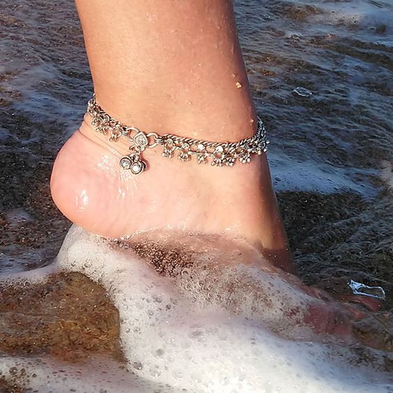 Anklet Aesthetic, Anklets Design, Payal Designs Silver, Girls Pick, Silver Anklets Designs, Desi Jewelry, Silver Payal, Toe Ring Designs, Anklets Indian