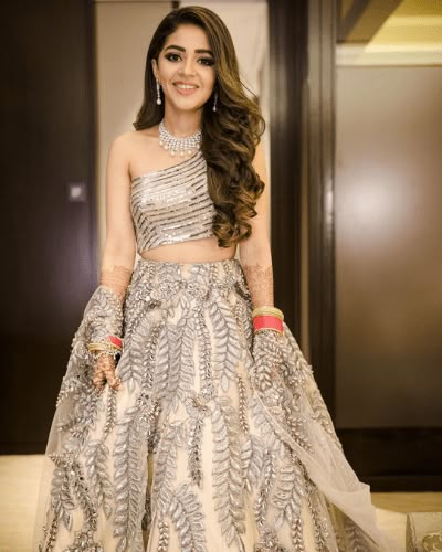 15+Trending Open Bridal Hairstyles - Wedkosh Engagement Hairstyles For Lehenga, Reception Hairstyles Indian Brides, Reception Hairstyles Indian, Hairstyle For Lehenga, Reception Hairstyle, Wedding Reception Hairstyles, Sangeet Look, Engagement Hairstyle, Reception Hairstyles