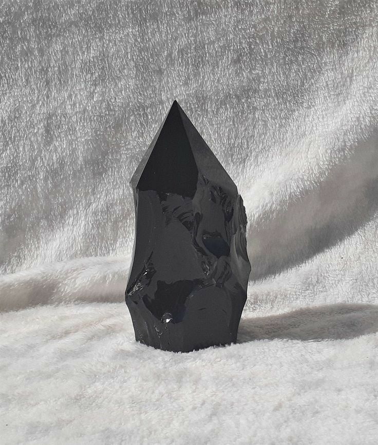 Black Obsidian Aesthetic, Obsidian Aesthetic, Aesthetic Bookshelf, Colours Aesthetic, Black Things, Special Colors, Only Aesthetic, Crystal Aesthetic, Aesthetic Color