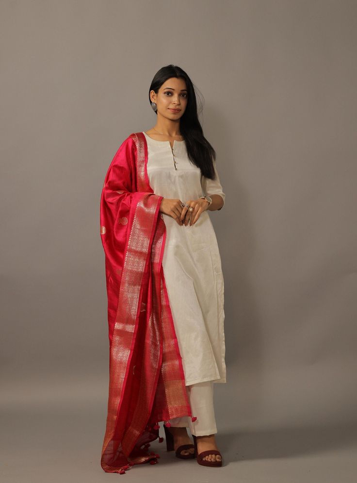 Important Instrucitons : We request you to kindly calculate the processing time of your order  after the mutual confirmation on Bespoke measurements between us has taken place (either via message , e mail or form) Rajanyas New Collection | Specially Crafted For Women | Material: Gajji Silk Color: Kurti Set: Off White, Dupatta: Margenta  Details: Silk Straight Kurti With Button Details on Split Neckline | Straight Pants | | Traditional Margenta  Banarasi Dupatta Package contents: 1 Kurti + 1 Pant White Kurta With Bandhani Dupatta, Kurti Dupatta Set, Elegant Churidar With Zari Work For Traditional Ceremonies, Elegant Chanderi Churidar For Traditional Ceremonies, Elegant Unstitched Suit For Diwali Celebration, Elegant Banarasi Silk Anarkali Set With Straight Kurta, Elegant Anarkali Set In Banarasi Silk With Straight Kurta, Elegant Handloom Salwar Kameez, Traditional Unstitched Suit For Festive Celebrations