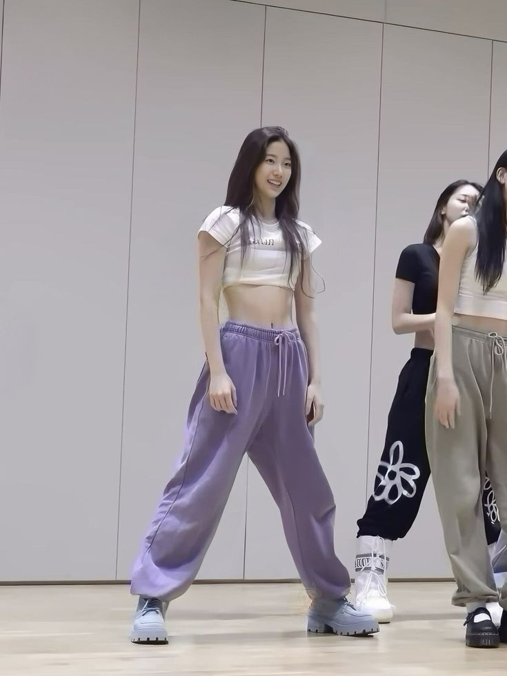 Aesthetic Practice Outfits, Trainees Kpop Aesthetic, Kazuha Dance Practice, K Pop Dance Outfits, Kpop Dancers Outfit, Kpop Idol Practice Outfit, Pop Dance Outfits, Kpop Dance Practice Aesthetic, Kpop Trainee Outfit