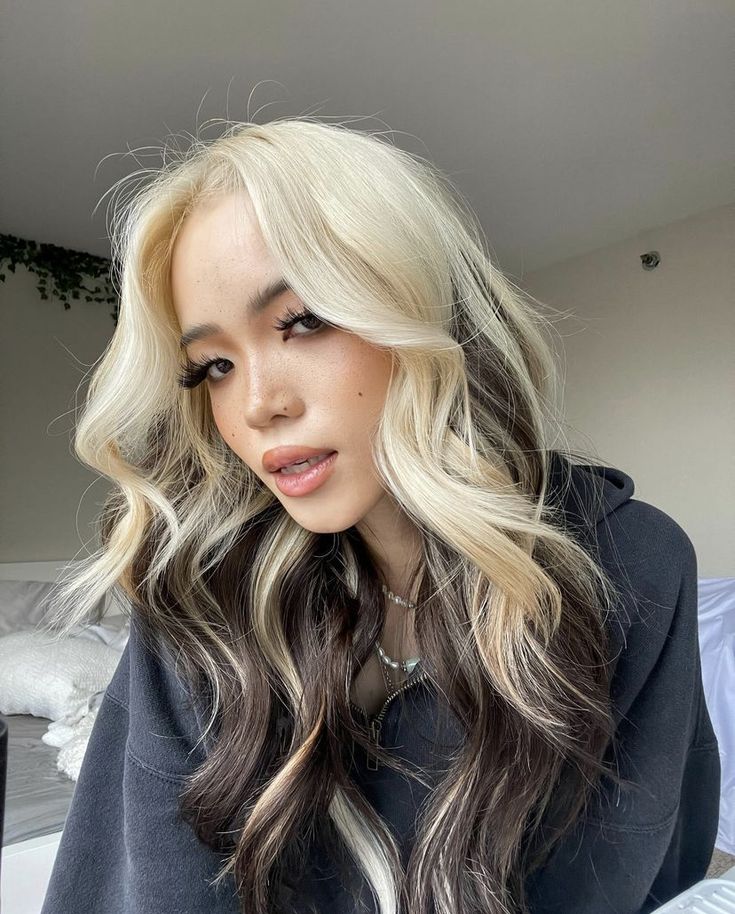 Skunk Hair, Hair Color Underneath, Dyed Hair Inspiration, Blonde Hair Inspiration, Pretty Hair Color, Hair Stylies, Edgy Hair, Hair Color And Cut, Hair Dye Colors