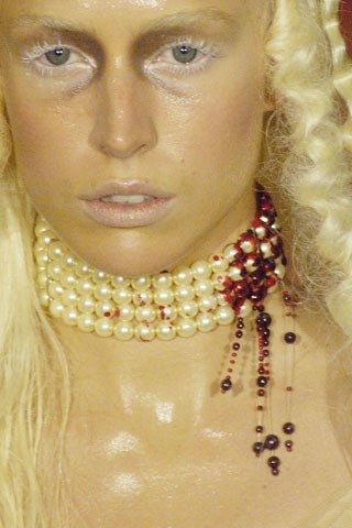 Christian Dior Spring 2006 Couture collection...Coolest necklace ever! Raquel Zimmermann, Galliano Dior, Vampire Aesthetic, Dior Collection, Christian Dior Haute Couture, Runway Details, Dior Couture, Couture Details, John Galliano