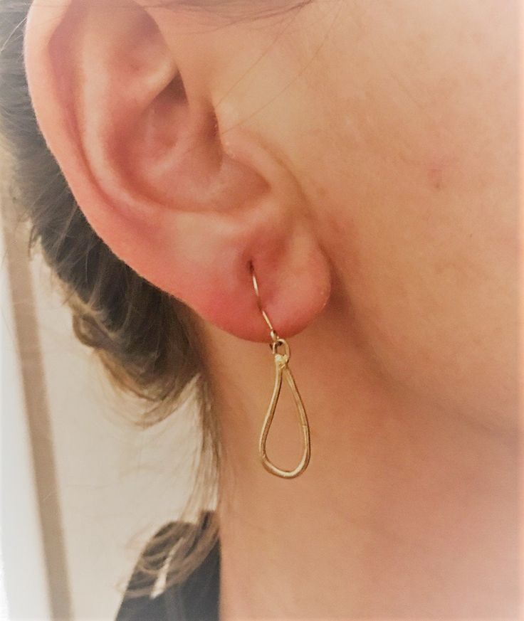 This beautiful 14 Karat Yellow Gold Handmade Tear Drop Earring is all handmade by Carolyn. It features artifact like looks both sides differ from each other. Unique design for stylish women. Total weight of 14K gold is 1.5 grams. Pair of earring Dimensions 25x10mm Can be ordered in rose or white gold. Due to the nature of hadmade products and computer screens, actual product may slightly differ from the one featured in the picture. Classic Handmade Teardrop Hoop Earrings, 14k Gold Filled Teardrop Linear Earrings For Everyday, Handmade 14k Gold Earrings For Everyday, Everyday 14k Gold Filled Teardrop Linear Earrings, Everyday 14k Gold Teardrop Earrings, Gold Teardrop Earrings With Lever Back As Gift, Gold Teardrop Earrings As Gift, Yellow Gold Teardrop Hoop Earrings With Ear Wire, Everyday 14k Gold Teardrop Linear Earrings