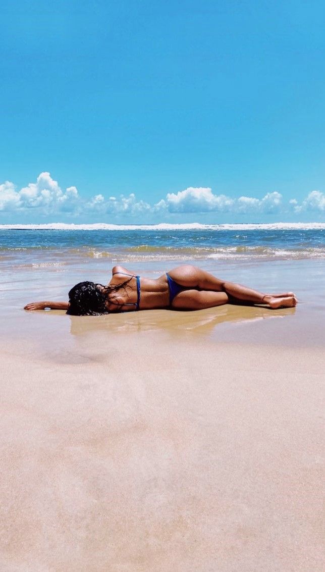 Beach Lay Down Pose, Beach Bed Poses, Beach Pose Laying Down, Posing By The Pool, Laying On The Beach Pictures, Poses Instagram Bikinis Laying Down, Swimsuit Photoshoot Ideas Beach, Beach Bed Pictures, Beach Body Picture Ideas