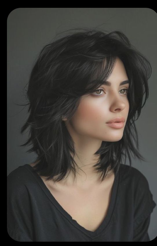 Cut With Bangs, Straight Shaggy Haircut, Mid Length Hair For Round Face, Haïr Cut Medium Hair, Long Side Swept Bangs, Shaggy Cut, Shaggy Lob, Swept Bangs, Modern Haircuts