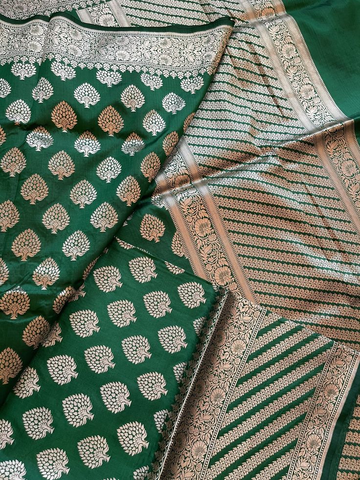 A stunning, exquisite and handpicked 100% pure katan silk benarasi saree in the prettiest dark green shade. The color is just wow! The saree is completely handwoven, meaning handmade in a loom by the skilled craftsmen of Varanasi, India. Starting with the palla- it features an intricate diagonal geometric pattern which is done so neatly and beautifully. Then the body has small butis in the shape of a leaf with such detailing. The upper border has an intricate floral design and the lower border i Elegant Green Unstitched Suit With Cutdana, Green Jamawar Unstitched Suit For Wedding, Green Banarasi Silk Unstitched Suit For Wedding, Green Unstitched Wedding Suit With Pallu, Elegant Green Unstitched Suit For Diwali, Green Unstitched Banarasi Silk Suit With Self Design, Green Banarasi Silk Unstitched Suit With Self Design, Green Katan Silk Unstitched Wedding Suit, Green Katan Silk Unstitched Suit For Wedding