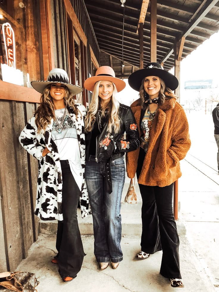 Rodeo Outfits For Women Winter, Freezing Winter Outfits, Western Christmas Outfits, Western Christmas Party, Winter Outfits Cold Freezing, Cold Winter Outfits Aesthetic, Christmas Outfits Dressy, Boho Cowgirl Style, Winter Outfits Blackgirl