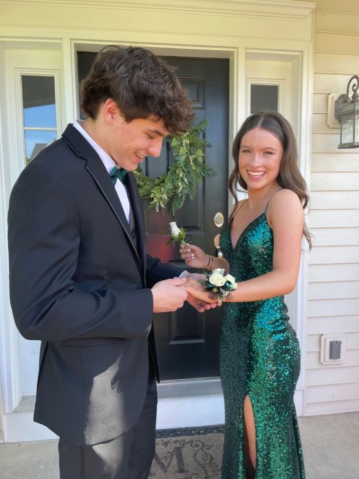 Cute Hoco Matching Outfits, School Dance Couple Outfits, Cute Prom Outfits Couples, Dark Green Hoco Couple, Prom Dresses 2023 Green, Green Prom Couple Outfit, Green Prom Dress Couple, Candid Prom Pictures, Matching Prom Couples