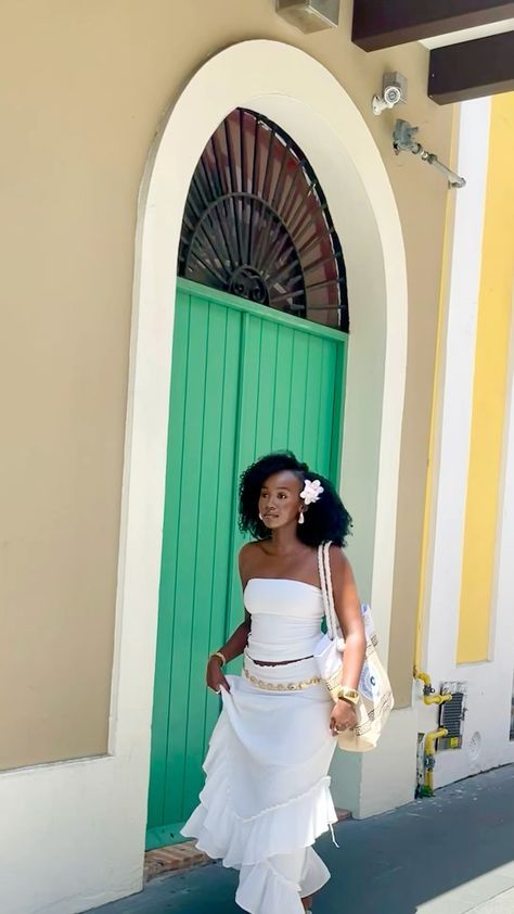 Boho Outfits White Skirt, Bohemian White Outfit, Vacation Boho Outfits, Long Fitted Skirt Outfit, Black Women On Vacation Outfits, Island Clothes Aesthetic, Pretty Vacation Outfits, Pretty Long Skirt Outfits, Clean Black Woman Aesthetic Outfits