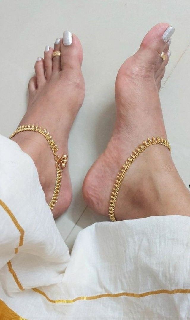 Gold Jhanjar Designs, Indian Anklets Gold, Gold Anklet Designs Indian, Indian Feet Anklets, Gold Toe Rings Indian, Indian Anklet Aesthetic, Gold Jhanjar, Payal Designs Gold, Gold Payal Design