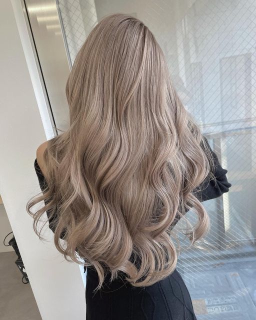 Creme Hair Color, Taupe Blonde Hair, Blond Ash Hair, Light Ashy Blonde Hair, Blonde Ash Hair, Beige Hair Color, Shades Of Blonde Hair, Wavy Blonde Hair, Beige Blonde Hair