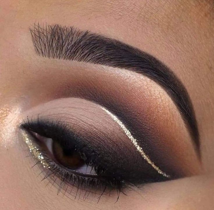 Machiaj Smokey Eyes, Black Eye Makeup, Gold Makeup Looks, Eye Makeup Images, Dark Eye Makeup, Silver Makeup, Gold Eye Makeup, Prom Eye Makeup, Eye Makeup Techniques