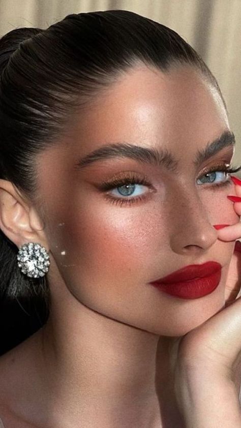 #makeup for brown eyes #simple eye makeup #makeup tips for beginners #makeup tips #makeup tutorial #nude makeup #face framing layers #makeup ideas #makeup looks #makeup #beauty makeup #bored panda coin #bored panda #trucco estivo #trucco elegante #trucco elegante occhi marroni #trucco matrimonio invitata #summer glow up #date night beauty #summer holiday hairstyles #prom makeup #chin length hair #shaggy short hair #black noir #short shag haircuts #make up pinsel #pickel ausdrücken video Makeup Bibir, Feminine Makeup, Red Lips Makeup Look, Maquillage On Fleek, Red Lipstick Makeup, Red Lip Makeup, Red Makeup, Makeup Transformation, Spring Makeup