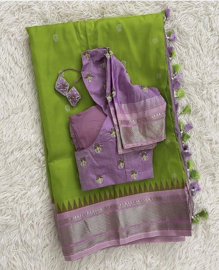 Pattusaree Blouse Designs, Contrast Silk Sarees, Banaras Silk Saree Blouse Designs, Light Purple Saree Blouse Combination, Saree Colour Combination Ideas, Saree And Blouse Color Combinations, Contrast Saree Blouse Ideas, Purple Contrast Color Combinations Dress, Purple Color Combinations Outfit