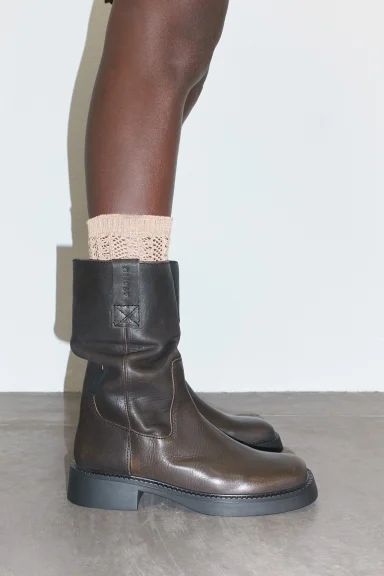 Boots Fall 2024, 70s Boots Outfit, Boots 2024 Trend, Winter Boots Aesthetic, Brown Boots Outfit Winter, Brown Leather Boots Outfit, Brown Boots Aesthetic, Boots Midcalf, Boots 2025