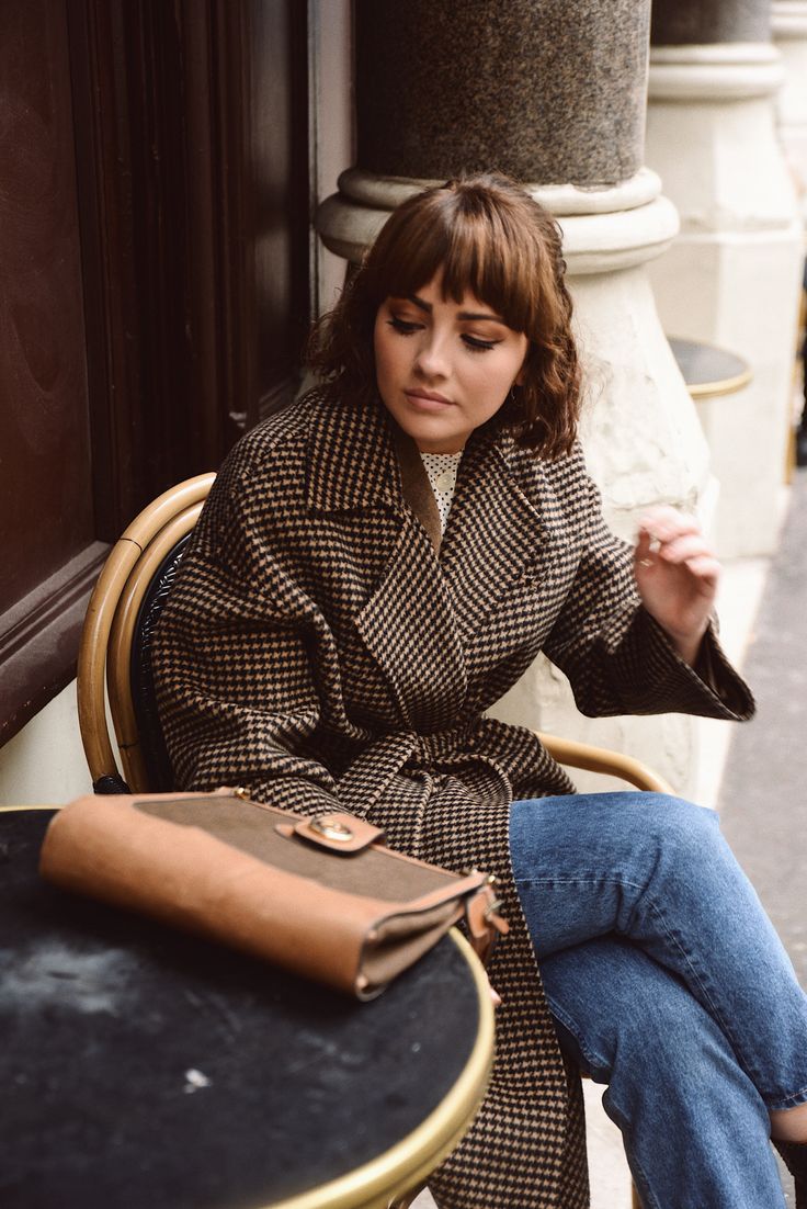 THE PERFECT WINTER COAT – Alice Catherine What To Wear In France, Alice Catherine, Pretty Cardigans, Plaid Wool Coat, Outfit Ideas For Women, Houndstooth Jacket, Outfit Trends, Vintage Blazer, Coat Outfits