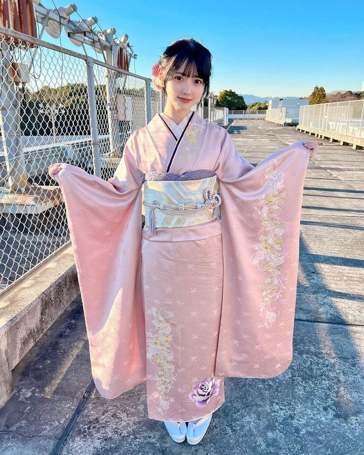 Pretty Kimonos, Furisode Kimono, Japanese Traditional Clothing, Kimono Japan, Kimono Outfit, Pink Kimono, Culture Clothing, Kimono Design, Japan Culture