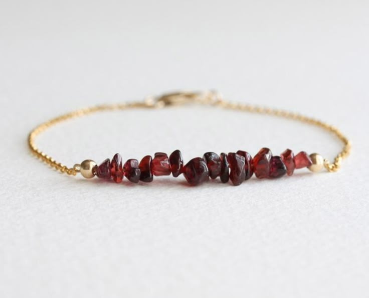 Garnet Stone Bracelet Crystal Jewelry Ideas, Dubai Gold Jewelry, Jewelry Sketches, Raw Stone Jewelry, Bracelets Handmade Diy, Diy Jewelry Unique, Jewelry Hanger, Beaded Necklace Diy, Jewellery Sketches