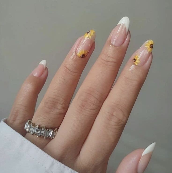 White Nails With Sunflower, Nails Yellow Flowers, Yellow Daisy French Tip Nails, White Nails With Yellow Flower, French Tip With Yellow Flower, Yellow Nails White Flower, Pale Yellow Nails With Daisy, White Summer Nails, White French Tip