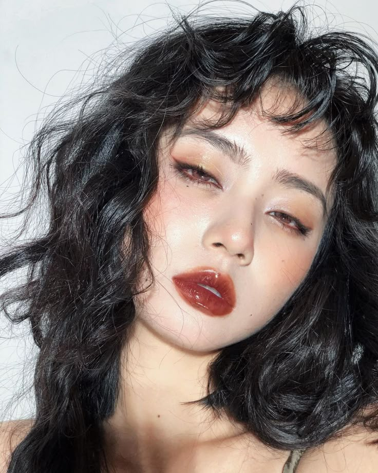 Red Lipstick Asian Makeup, Soft Red Eyeshadow, Chinese Red Makeup, Red Soft Makeup, Asian Vintage Makeup, Fall 2023 Makeup, Cherry Girl Makeup, Cherry Makeup Aesthetic, Japanese Makeup Style