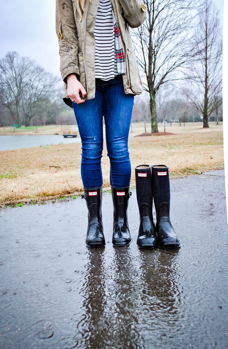 Hunter Boots Guide: Short or Tall, Matte or Gloss? Womens Hunter Boots Outfit, How To Style Tall Rain Boots, How To Wear Hunter Boots Outfits, Short Black Hunter Boots Outfit, How To Style Hunter Chelsea Boots, How To Wear Rain Boots With Jeans, Women’s Rain Boots Outfit, Cute Rain Boots Woman, Black Hunter Rain Boots Outfit