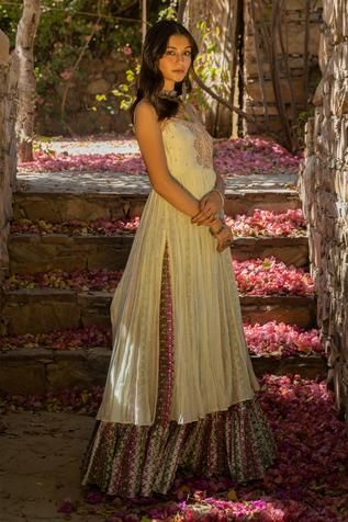 Shop for Punit Balana Green Silk Chanderi Kurta And Gharara Set for Women Online at Aza Fashions Gharara Pants, Punit Balana, Sleeveless Kurta, Embroidered Sharara, Pakistani Wedding Outfits, Indian Dress, Sharara Set, Engagement Dresses, Indian Fashion Designers