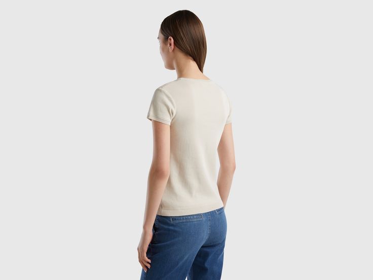 Short sleeve crew neck sweater in pure ribbed cotton. Comfortable and versatile, it can be worn alone or under a jacket. Fine Knit Crew Neck Top With Relaxed Fit, Classic Knit Crew Neck T-shirt, Casual Fine Knit T-shirt For Everyday, Casual Fine Knit Everyday T-shirt, Fine Knit Crew Neck T-shirt, Fine Knit Cotton Crew Neck Sweater, Classic Crew Neck Knit Top With Relaxed Fit, Casual Cotton Knit Top With Ribbed Neckline, Classic Relaxed Fit Crew Neck Knit Top