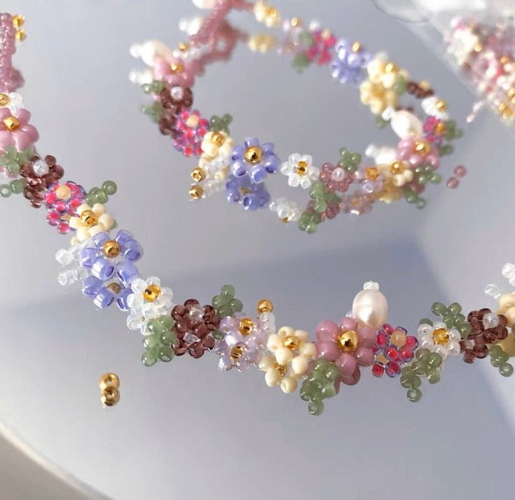 Lily Bracelet, Hobby Ideas, Bracelets Beaded, Daisy Bracelet, Necklace Flower, Beads Bracelet Design, Handmade Jewelry Tutorials, Beaded Bracelets Diy, Bead Bracelets