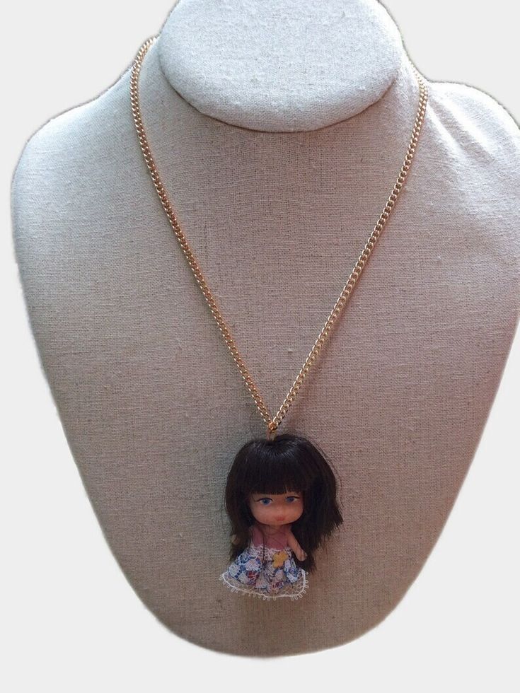 vintage miniature 70s pendant doll necklace ITEM DESCRIPTION: Offering this vintage Mini Doll Pendant Necklace.  MEASUREMENTS: This necklace has an 8 inch (wearable length) chain. The doll pendant measures approximately 2 inches tall and approximately 1 inch wide. CONDITION: This turnable head doll pendant is in good vintage condition. Her hair looks uneven in the back but I don't think it's been cut. POLICIES: Please keep in mind, I am not an expert in jewelry or vintage items. I do my best to Haunted Barbie, Jewelry For Teens, Accessories Wardrobe, Fashion Teens, Doll Necklace, Necklace Measurements, Retro Barbie, Barbie Jewelry, Doll Pendant