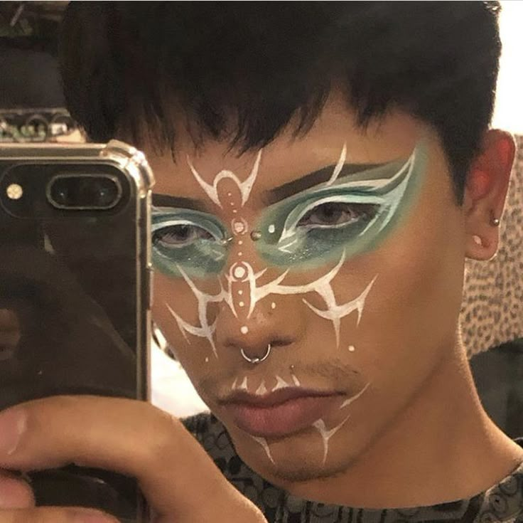 Masc Drag Makeup, Cybersigilism Eyeliner, Cyberpunk Eyeliner, Wizard Makeup, Male Makeup Looks, God Makeup, Spiral Makeup, Trippy Makeup, Cross Makeup