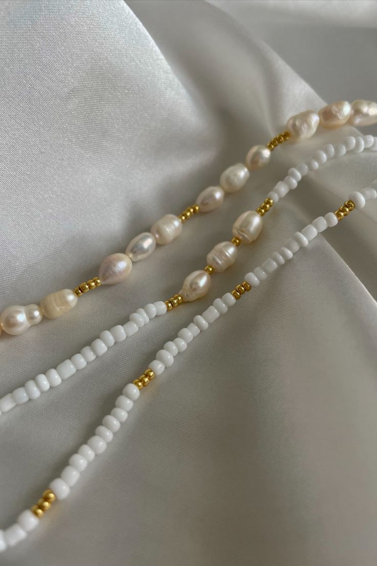 Gold Beaded Bracelets Diy, White And Gold Seed Bead Bracelet, Beaded Jewelry Small Business, Trendy Beaded Jewelry 2023, Clean Girl Bracelets, Summer Handmade Jewelry, Gold Handmade Jewelry, Clean Girl Accessories, Diy Bracelets Aesthetic