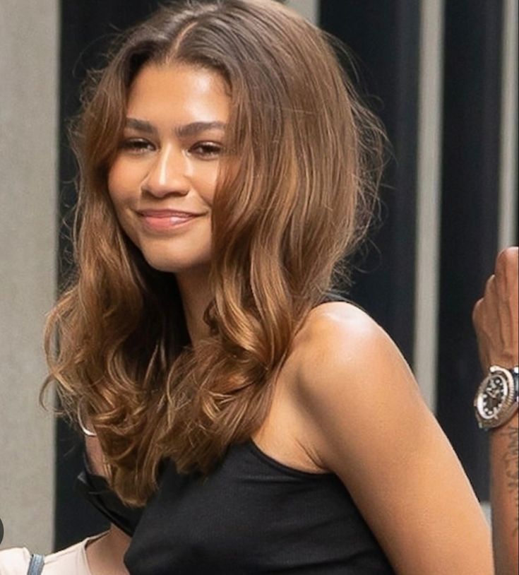 Brown Hair On Brown Skin, Zendaya Hair, Caramel Brown Hair, Rambut Brunette, Golden Brown Hair, Brown Curly Hair, Honey Brown Hair, Brown Hair Inspo, Brown Hair Dye