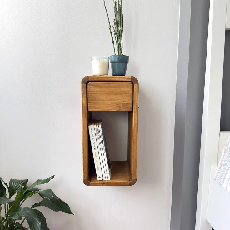 This completely handmade nightstand is made entirely of natural wood. The edges are ovalized to give a soft appearance.   It puts everything you want at your bedside. You can put anything near you on it, such as lampshades, books, phones, wallets, phones. Thanks to its minimal but useful drawer, it allows you to put your jewelry, wallet, glasses and watch in it and use it practically whenever you want. Color Light Oak You can choose other colors from the drop-down menu.    Dimensions📏:  W:7.6"( Small Narrow Nightstand, Small Bedroom Side Table Ideas, Bedside Shelf Ideas, Small Nightstand Ideas, Creative Nightstand Ideas, Floating Nightstand Drawer, Spain Bedroom, Nightstand Narrow, Wall Nightstand