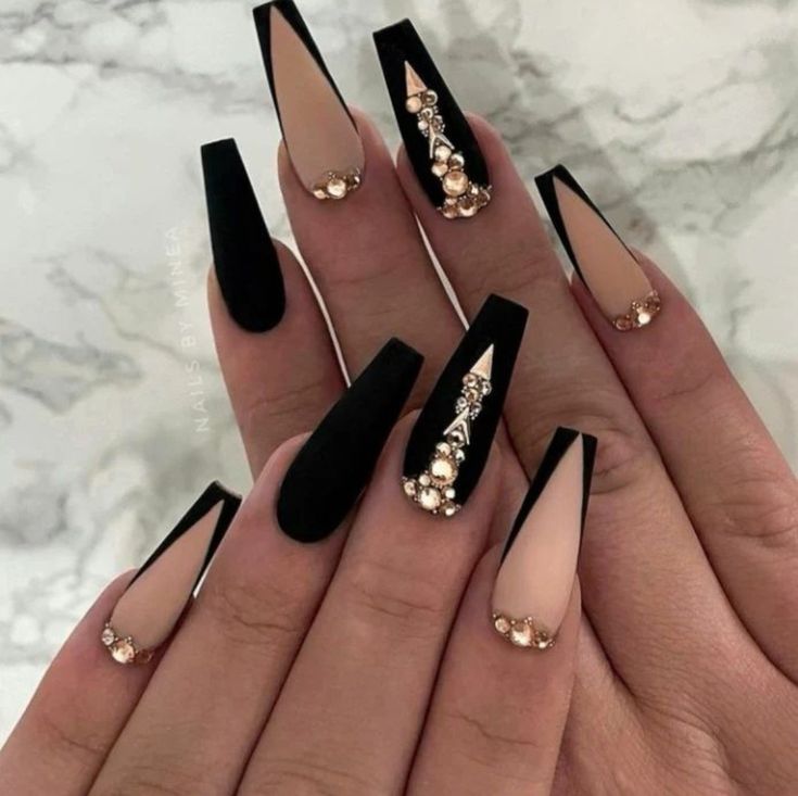 Black And Nude Nails, Ongles Bling Bling, Black Gold Nails, Black Coffin Nails, Pride Nails, Matte Black Nails, Gold Nail Designs, Black Acrylic Nails, Nude Nail Designs