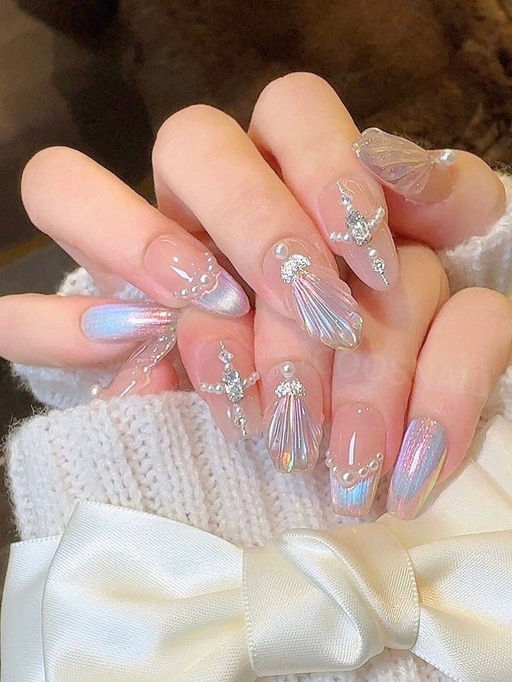 Free Beginners Guide to Summer Nail Projects Nail Fairycore, Mermaid Theme Nails, Mermaid Nails Art, Mermaid Nails Design, Mermaid Inspired Nails, Shell Nail Art, Nails Mermaid, Beach Themed Nails, Shell Nails