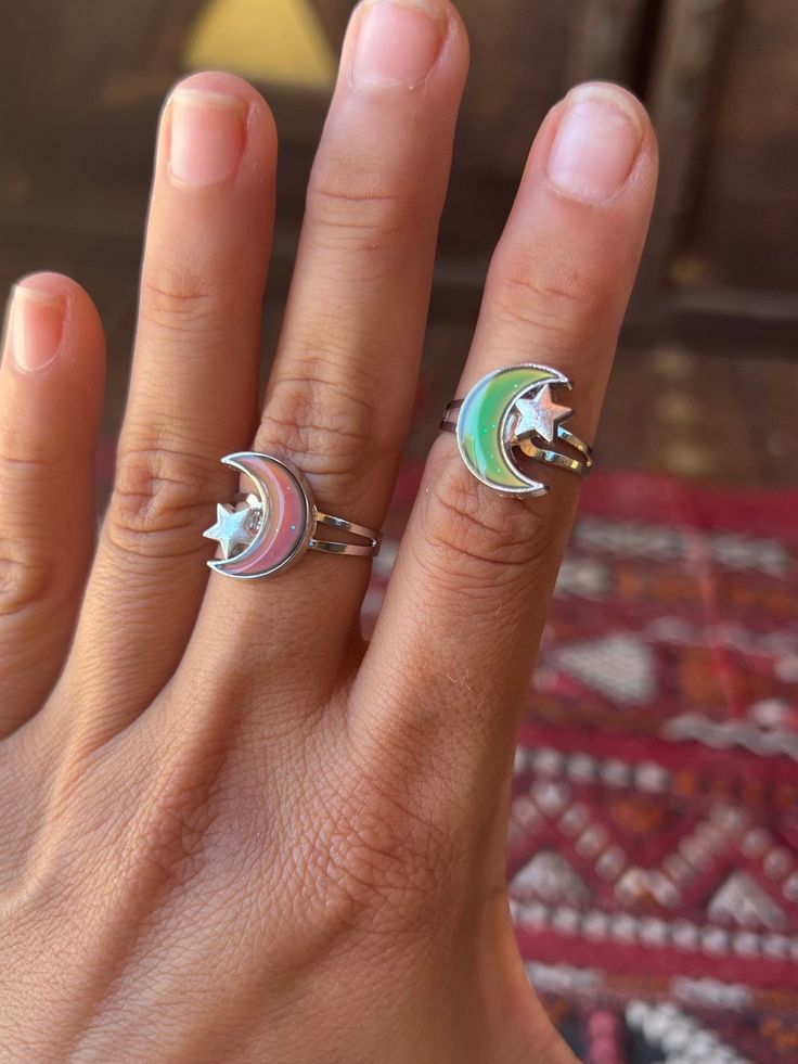 ☮️ Welcome to Summer Of Love Jewels ☮️ Listing is for Handmade Mood Ring of your choice:  Crescent Mood Ring (NO SIZES - this ring is ADJUSTABLE) OR Mood Ring Band (Ring comes in sizes 5, 6, 7, 8, 9 , 10, 11 & 12) Material: 18kt Gold Plate, Titanium, Silver  Let me know if you have any questions. Mood Ring Colors, Color Changing Ring, Mood Rings, Schmuck Gold, Reading Rainbow, Mood Ring, Festival Jewelry, Ring Band, Summer Of Love