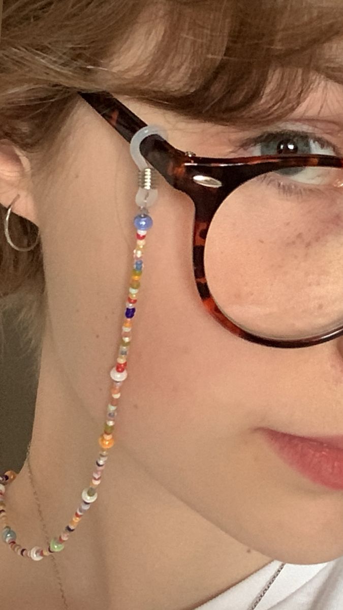 Aesthetic Glasses Chain, Diy Beaded Glasses Chain, Glasses Strap Aesthetic, Glasses With Chain Aesthetic, Glasses Accessories Chain, Glasses Strap Beads, Glasses Strap Ideas, Glasses Strap Diy, Diy Glasses Chain