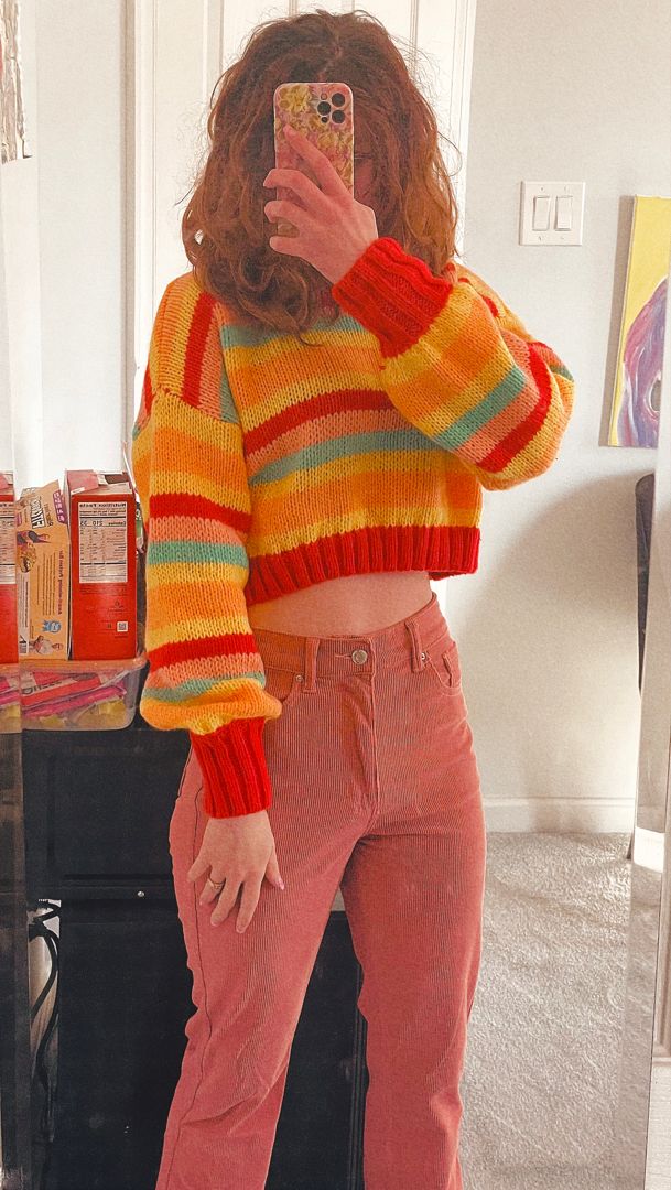 Rainbow Sweater Outfit, Brown Balayage Short, Fall Wigs, Winter Dress Ideas, Bright Colored Outfits, Balayage Short, Outfits Colorful, Bright Outfits, Top With Jeans