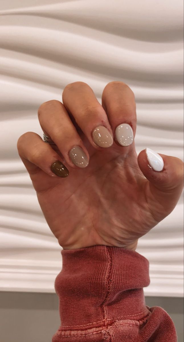 Nail Ideas Fall Square, Fall Nails Colours, Short Nails Ideas Neutral Colors, 1 Color Nail Ideas, Tan Gel Nails Design, Short Cute Nails Fall, Nails Summer To Fall, Light To Dark Brown Nails, Fall Asthetic Nail