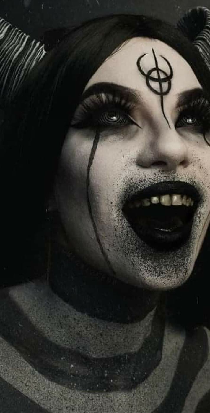 Creepy Cosplay Ideas, Black Demon Costume, Clown Hairstyles, Evil Makeup, Haunted House Makeup, Makeup Blue Eyes, Maquillage Halloween Simple, Demon Makeup, Halloween Makeup Witch