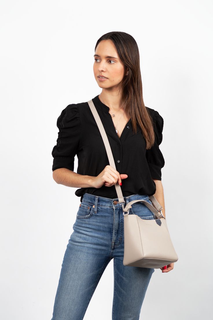 Yaya Bucket Bag, confeccionada con piel de vacuno para ofrecerte la combinación perfecta de estilo y funcionalidad. Con un tamaño ideal, esta bolsa bucket es lo suficientemente espaciosa para llevar todos tus cosas esenciales y se mantiene cómoda para acompañarte durante todo el día.
Diseñada para adaptarse a cualquier ocasión, tiene un diseño estilizado que te permite lucirla tanto en ocasiones elegantes como en eventos más casuales. Su interior funcional cuenta con un amplio espacio y dos bolsillos integrados, ideales para organizar tu celular, llaves, lentes de sol, lipsticks y una cartera pequeña, con espacio de sobra para todo lo que necesites.
La versatilidad es clave con la Yaya Bucket Bag: puedes llevarla de dos maneras, ya sea con su asa de mano para un look más elegante, o como c Tote Bag Straps, Leather Bucket, Leather Bucket Bag, Resort Collection, Beach Tote Bags, Brand Ambassador, Woven Bag, Mozambique, Pebbled Leather