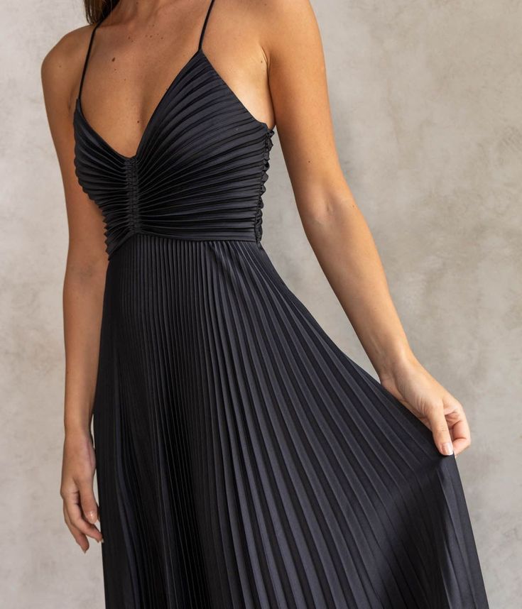 Pleated Material Dress, Alc Dress, Aries Dress, Black Dress And Heels, Satin Pleated Dress, Pleated Black Dress, Plunging Neck Dress, Pleat Dress, Outfits Petite