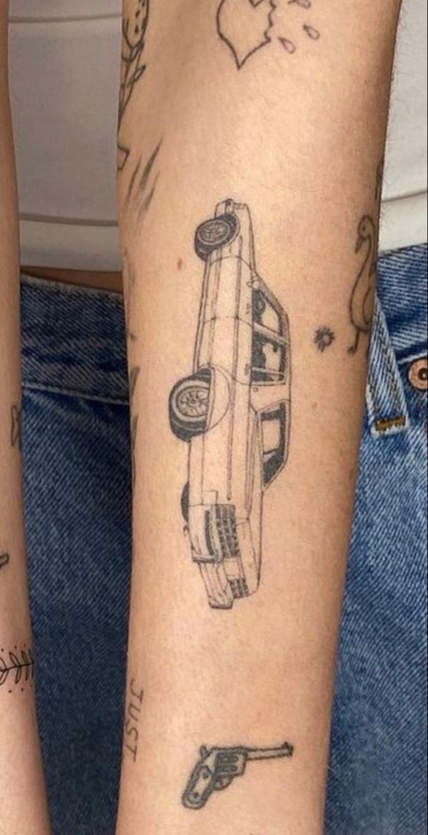 Old Car Tattoo, Mini Tattoo Finger, Aesthetic Mini Tattoo, Tattoos Baddie, Frank Ocean Tattoo, Tattoo Dainty, Baddie Tattoos, Dainty Tattoo, Tattoo Finger