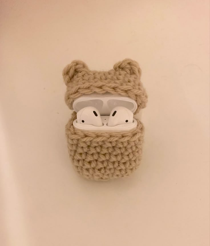 a crocheted cell phone case with glasses in it