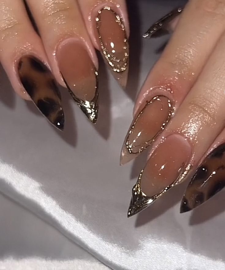 Brown And Leopard Nails, Nail Art Designs Leopard, Leopard Print Almond Nails, Rings Coquette, Leopard French Nails, Nail Art Leopard, Uñas Coquette, Picasso Nails, Round Nail Designs