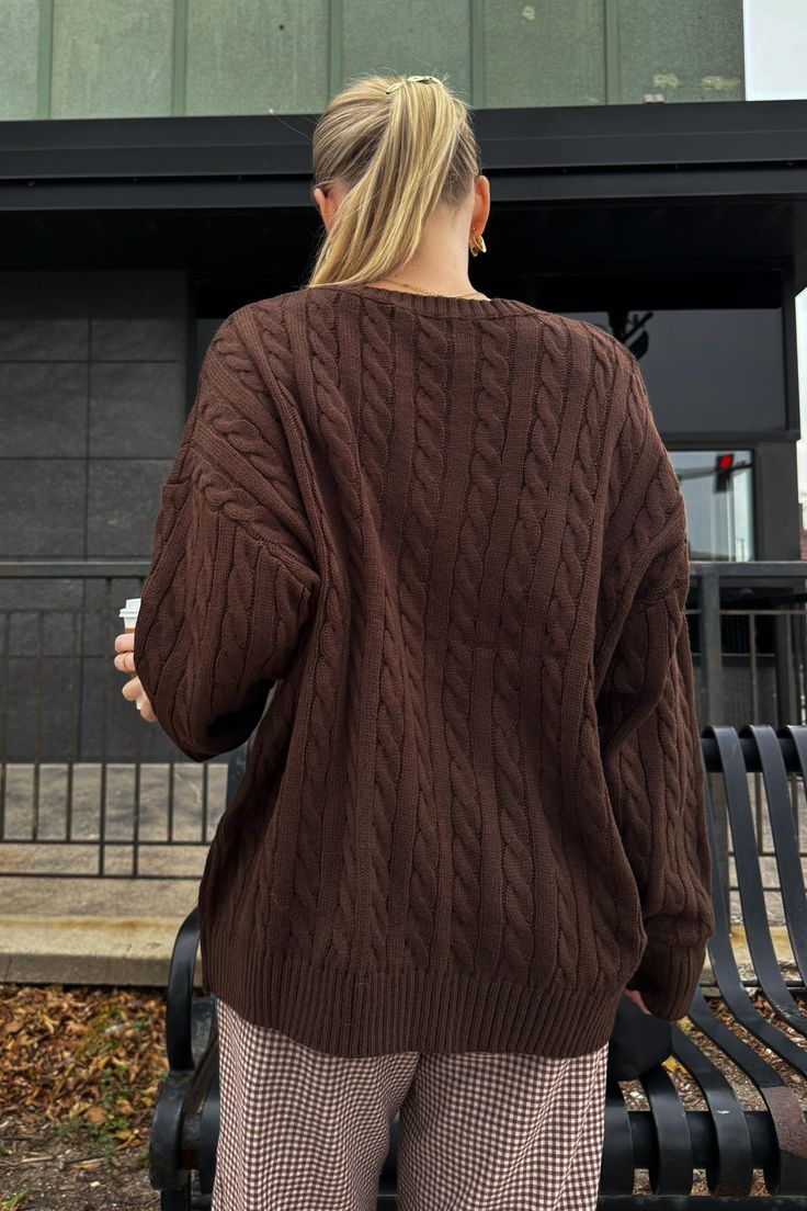 NYC Cable Knit Sweater Oversized Fit NYC Pat Models are 5'2 and 5'6 both wearing a size small Vintage Sweater Outfit, Fisherman Core, Kimya Dawson, Fit Nyc, Brown Knitted Sweater, Cropped Sweater Outfit, Oversized Cable Knit Sweater, Brown Cable Knit Sweater, Knit Sweater Oversized