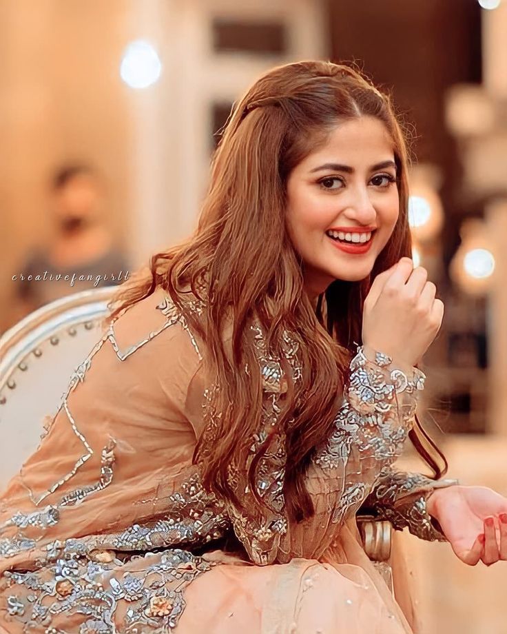 Shaadi Hairstyles, Lehenga Shoot, Ali Pic, Yalla Dp, Sajal Ali Wedding, Sejal Ali, Saboor Aly, Flower Stationary, Sajal Ahad