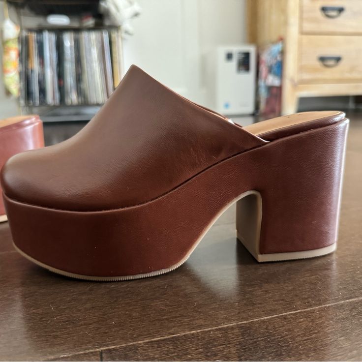 Never Worn!! Doesn’t Fit Me Retro Faux Leather Heels For Spring, Chic Fall Platform Mules, Retro Brown Synthetic Heels, Fall Synthetic Platform Mules, Brown Faux Leather Mules For Fall, Retro Synthetic Heels For Fall, Brown Platform Mules For Party, Brown Mules With Stacked Heel For Party, Brown Stacked Heel Party Mules